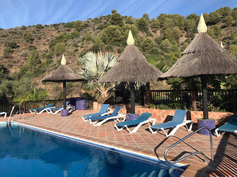 Zwembad van kleinschalig vakantiepark Finca el Moralejo (achterland Costa del Sol)